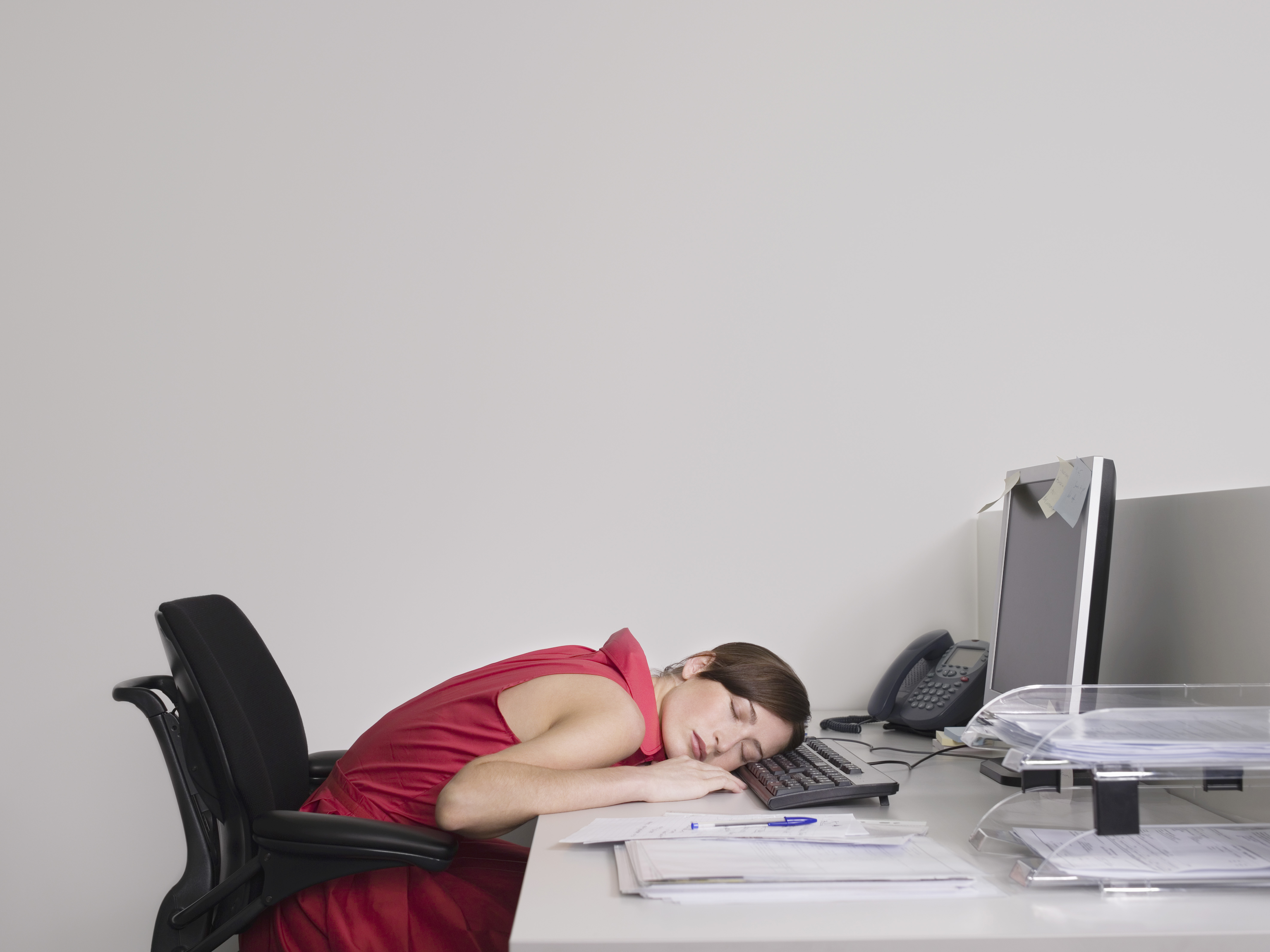 學會正確辦公室午睡姿勢！午睡後不再腰酸背痛